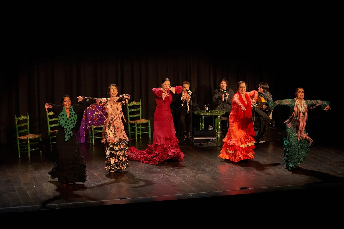Fünf Flamenco-Tänzerinnen in farbigen Kleidern.